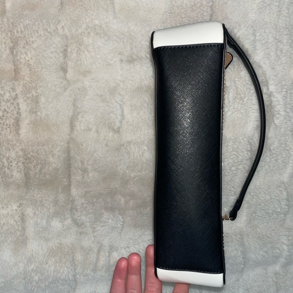 Guess purse - Picture 8 of 10